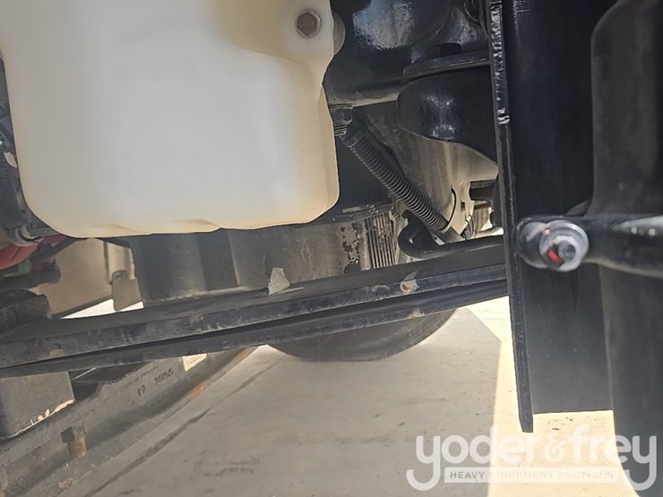 2021-freightliner-m2-106-image-32