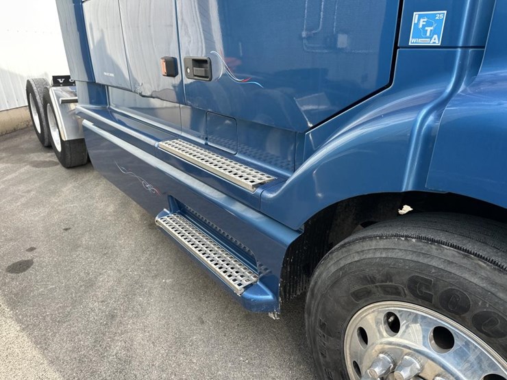 2003-volvo-10-image-21