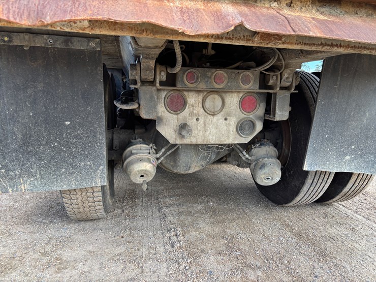 2008-peterbilt-365-image-4