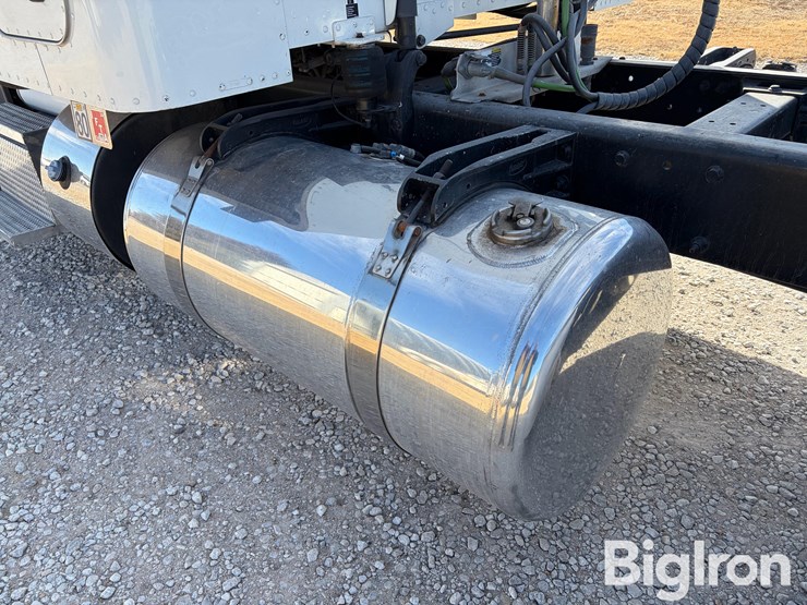 2013-peterbilt-388-image-16