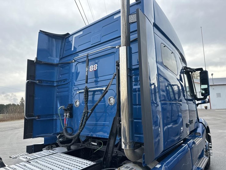 #2224-•-2025-volvo-vnl-sleeper-cab-semi-truck-tractor-image-18