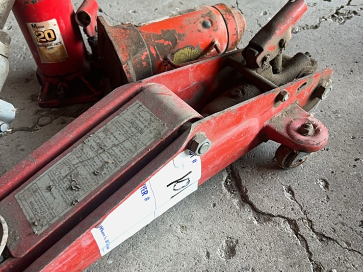 one-floor-jack,-also-three-good-hydraulic-bottle-jacks,-two-are-20-ton,-one-is-12-ton-image-13