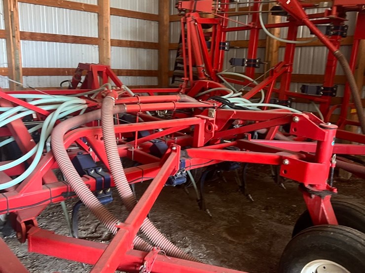 lot-10.-morris-air-seeder,-tow-between-with-10"-eagle-beaks,-new-seed-meter-unit,-pristine-condition,-always-shedded,-highly-maintained,-none-nicer-image-30