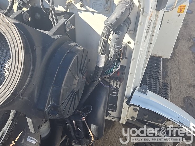 2009-peterbilt-335-image-31