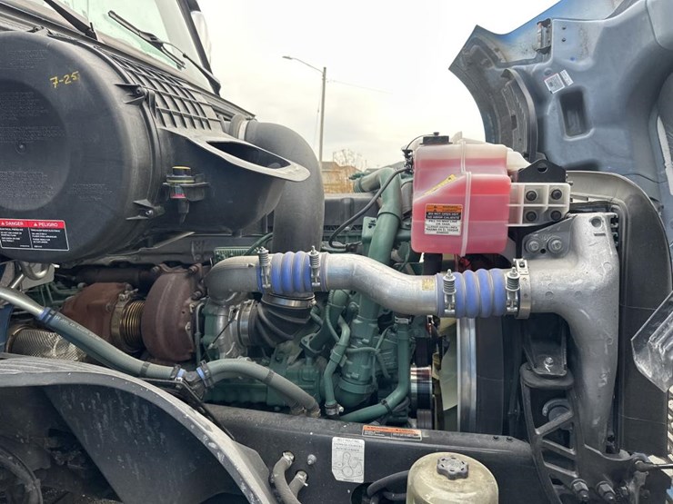 #2224-•-2025-volvo-vnl-sleeper-cab-semi-truck-tractor-image-30