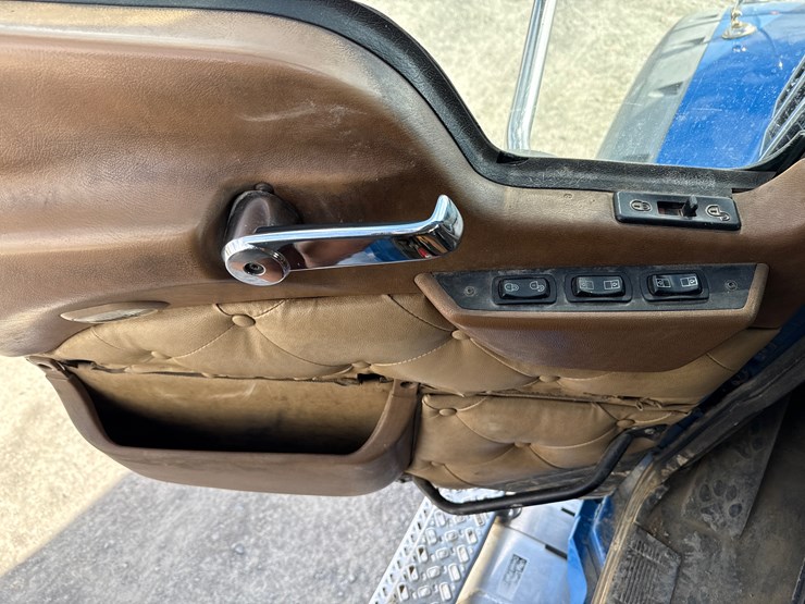 2017-mack-granite-gu713-image-40