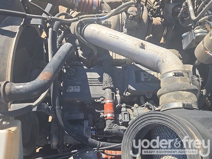 2009-peterbilt-335-image-34