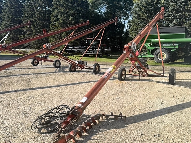 sakundiak-7–33-grain-auger-with-gas-engine-with-electric-start,-equipped-with-wheat-heart-drag-auger-image-3