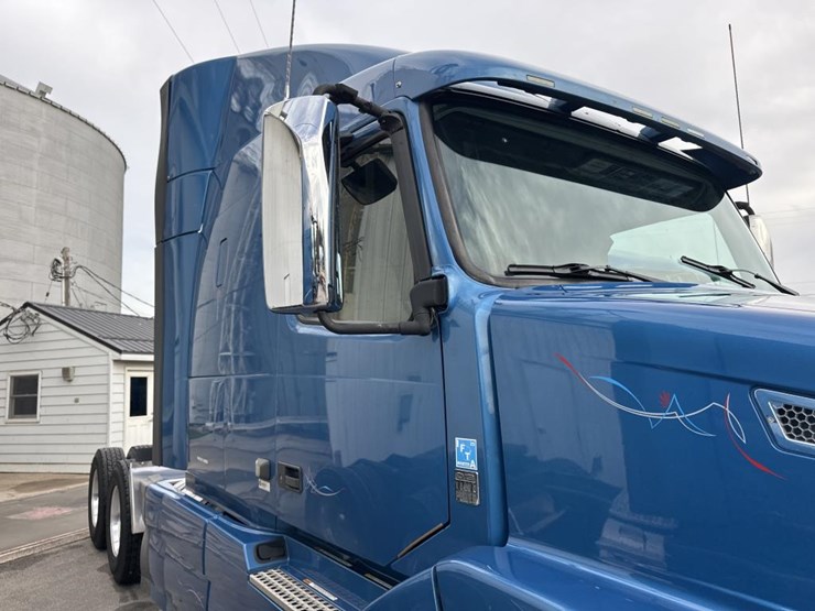 #2231-•-2016-volvo-vnl-sleeper-cab-semi-image-20