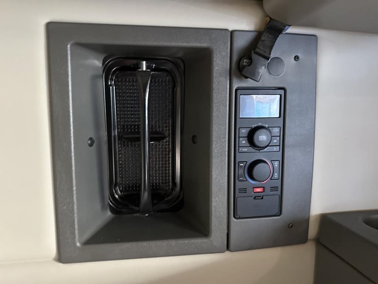 2020-volvo-10-image-50