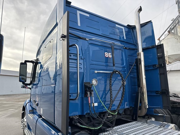 #2226-•-2024-volvo-vnl-sleeper-cab-semi-truck-tractor-image-12