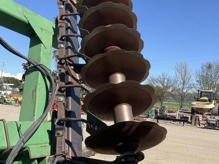 john-deere-32-image-18