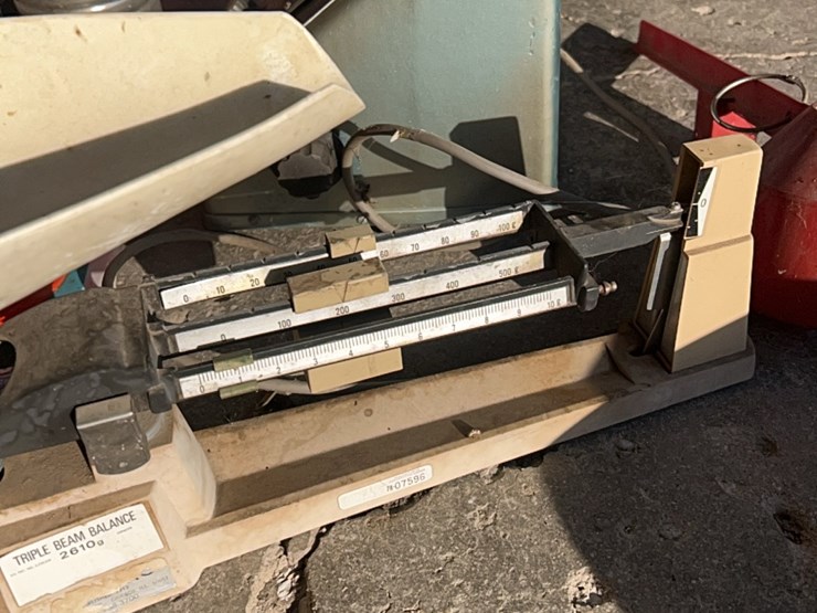 motompco-moisture-tester,-complete-unit-with-scales,-book,-cup,-thermometer-image-21