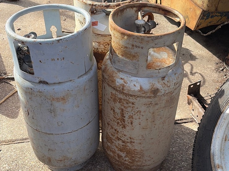 #48-•-three-propane-tanks-for-forklift-image-1