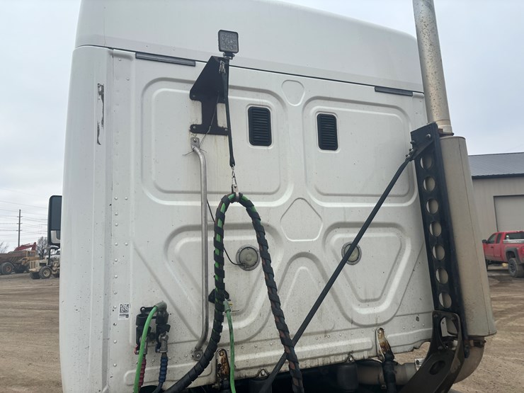 2016-freightliner-cascadia-113-image-12