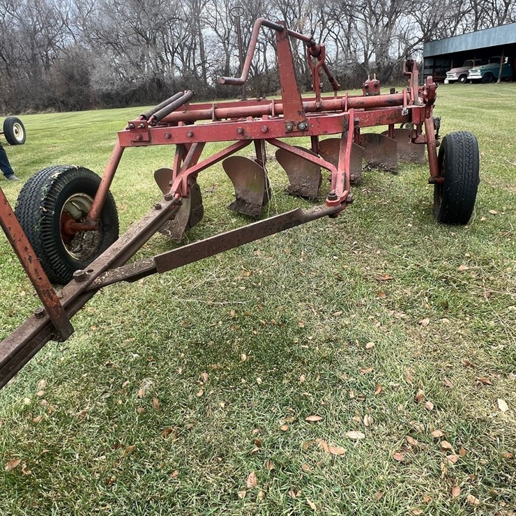 Lot 16. IH 6x14 trip beam plow w/ packer