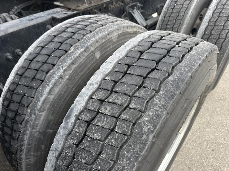 #2224-•-2025-volvo-vnl-sleeper-cab-semi-truck-tractor-image-58