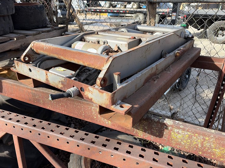 #47-•-hydraulic-lifting-table,-forklift-attachment-image-1