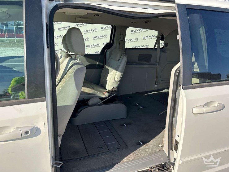 2010-dodge-grand-caravan-image-22