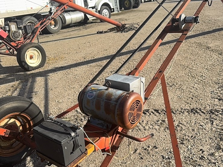 sakundiak-44’x7”-auger-w/10-hp-single-ph-220-baldor-electric-motor,-equipped-with-12-v-lift-￼-image-8