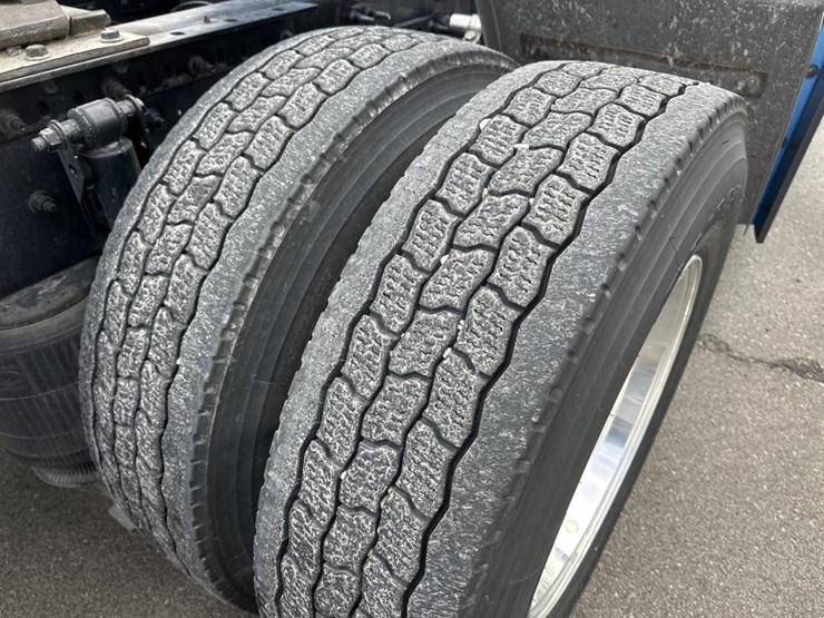 #2226-•-2024-volvo-vnl-sleeper-cab-semi-truck-tractor-image-62