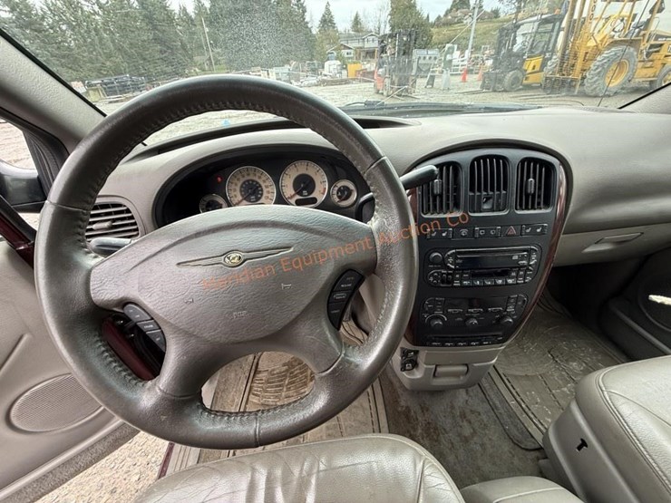 2002-chrysler-town-&-country-image-35
