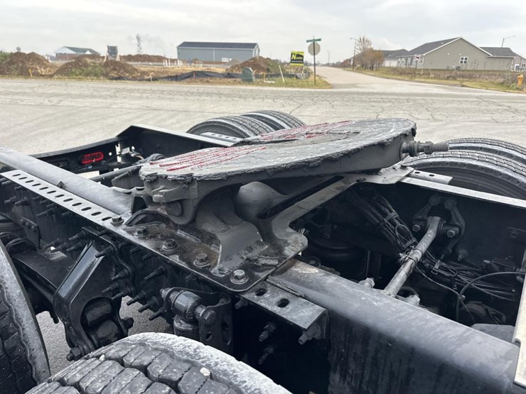 #2224-•-2025-volvo-vnl-sleeper-cab-semi-truck-tractor-image-23