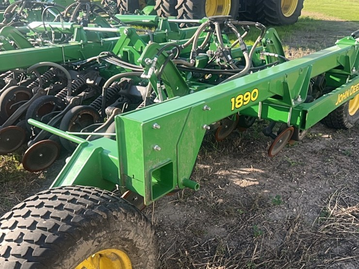 2018-john-deere-1910-image-40