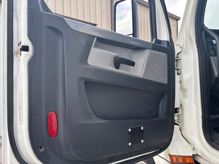 2018-freightliner-cascadia-126-image-26