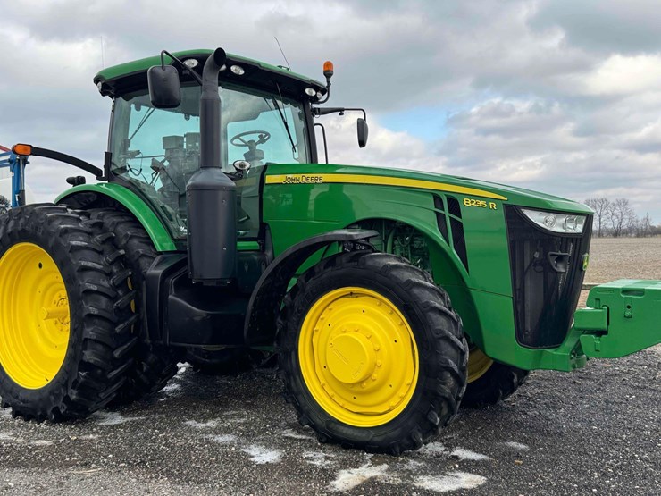 2013-john-deere-8235r-image-1