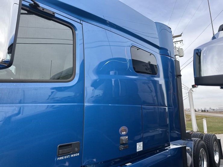 #2225-•-2024-volvo-vnl-sleeper-cab-semi-truck-tractor-image-11