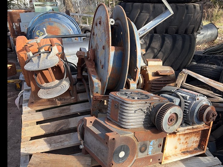 #81-•-pallet-miscellaneous,-including-vintage-paint,-shaker-hose-reel,-right-angle-gearbox-image-5