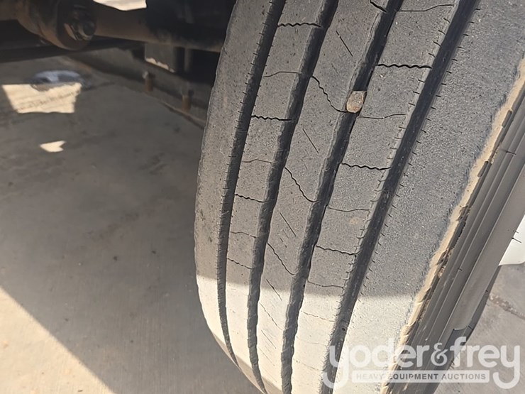 2021-freightliner-m2-106-image-35