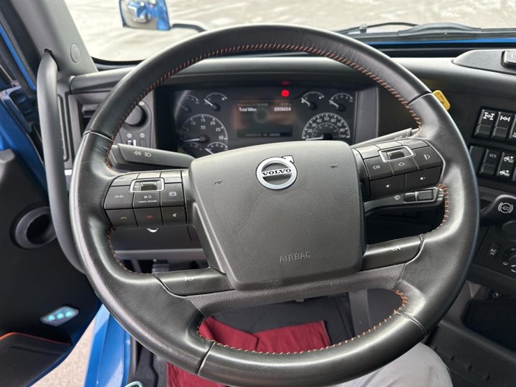 #2226-•-2024-volvo-vnl-sleeper-cab-semi-truck-tractor-image-43