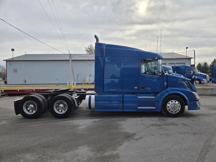 2012-volvo-10-image-6