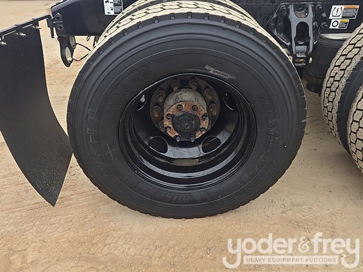 2019-peterbilt-579-image-18