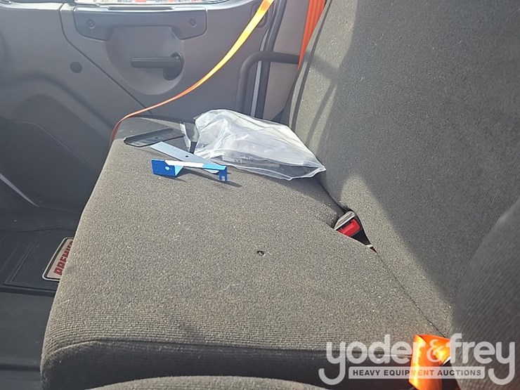 2021-freightliner-m2-106-image-111