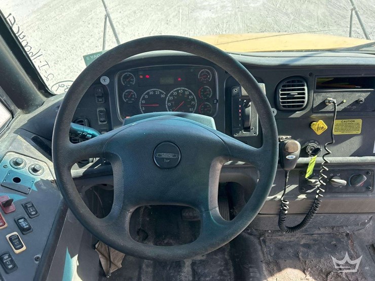 2011-freightliner-b2-image-12