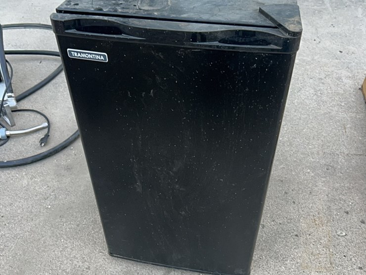 fridge-for-dorm-room,-dryer-shack,-shop,-etc.,-works-good-image-4