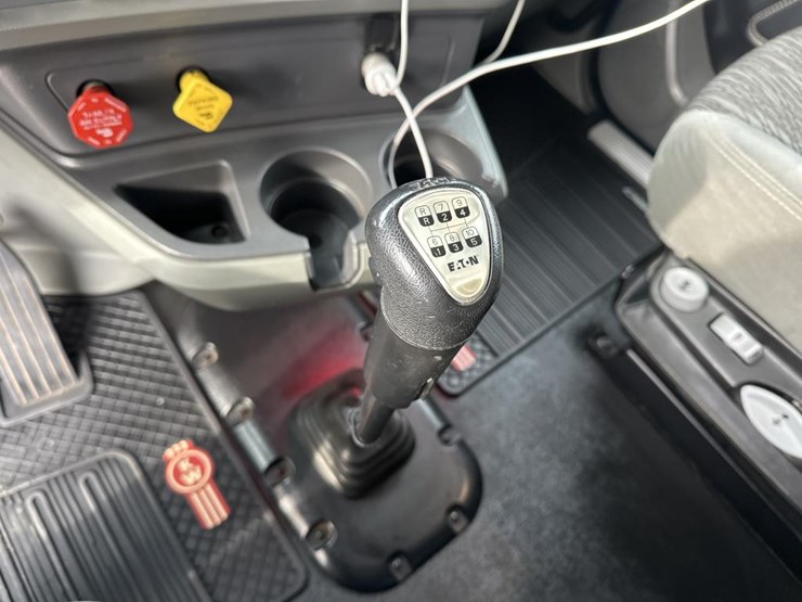 2020-kenworth-t680-image-45