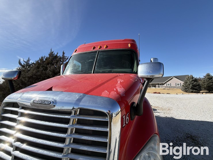 2013-freightliner-cascadia-113-image-12