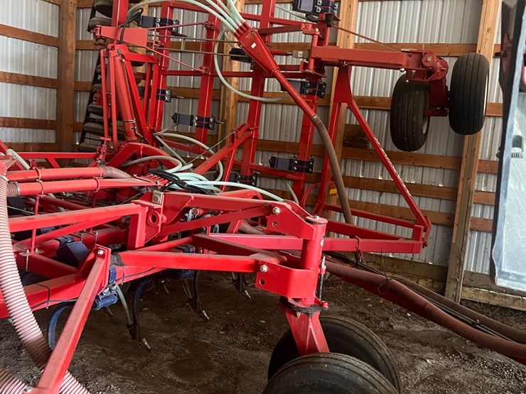 lot-10.-morris-air-seeder,-tow-between-with-10"-eagle-beaks,-new-seed-meter-unit,-pristine-condition,-always-shedded,-highly-maintained,-none-nicer-image-28