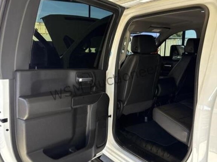 2022-chevrolet-silverado-3500hd-image-26