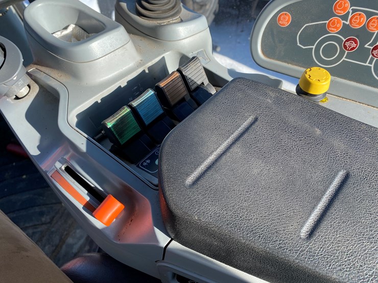 2012-new-holland-670-image-27