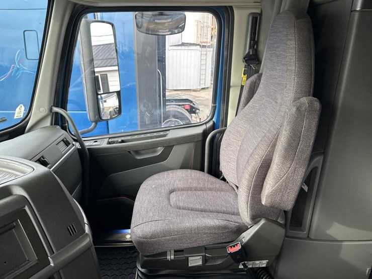 2020-volvo-10-image-48