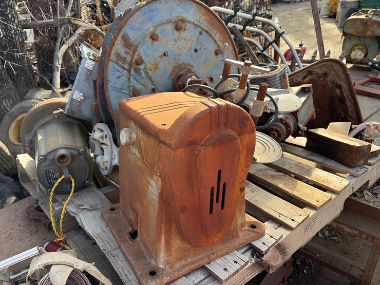 #81-•-pallet-miscellaneous,-including-vintage-paint,-shaker-hose-reel,-right-angle-gearbox-image-1