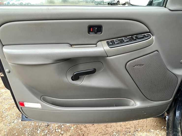 2006-chevrolet-suburban-image-12