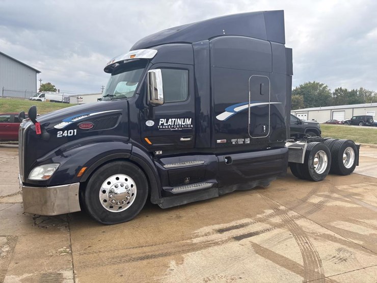 2019-peterbilt-579-image-1