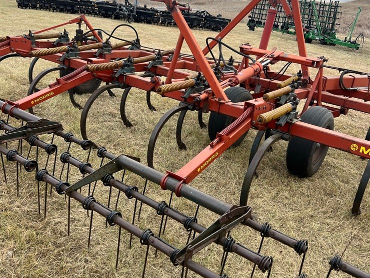 lot-49.-1981-33’-morris-magnum-model-cp-731-chisel-plow-w/3-bar-harrows,-well-maintained-unit,-super-clean-and-straight,-check-photos-image-29