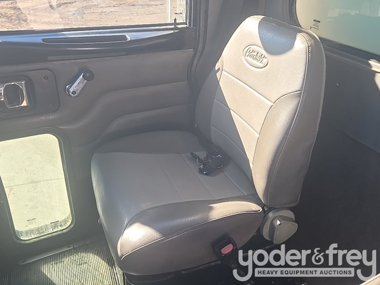 2009-peterbilt-335-image-60